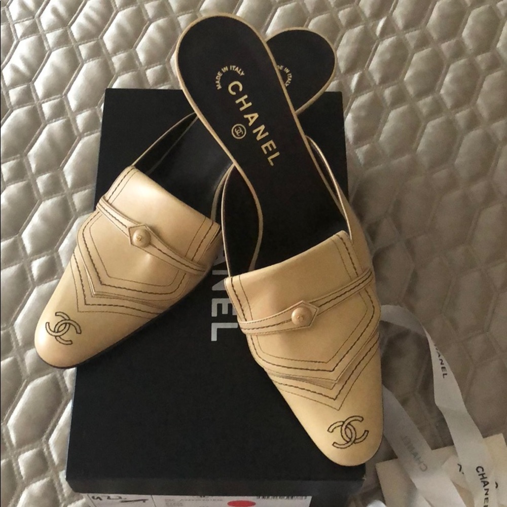 CHANEL mules slides